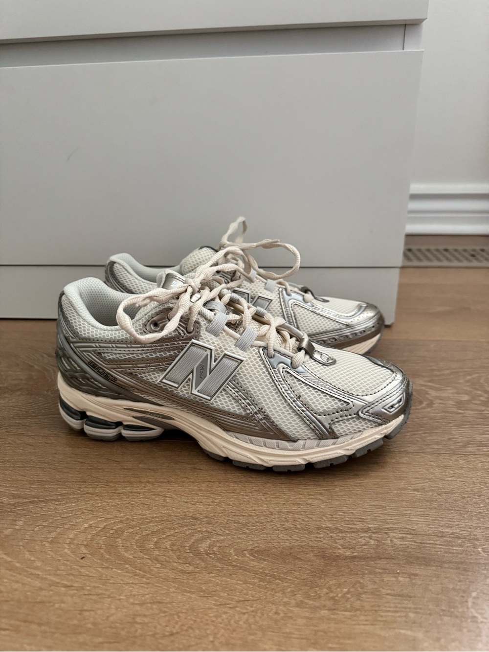 New Balance cream and silver Unisex 1906R Shoe - Picture 1 of 3